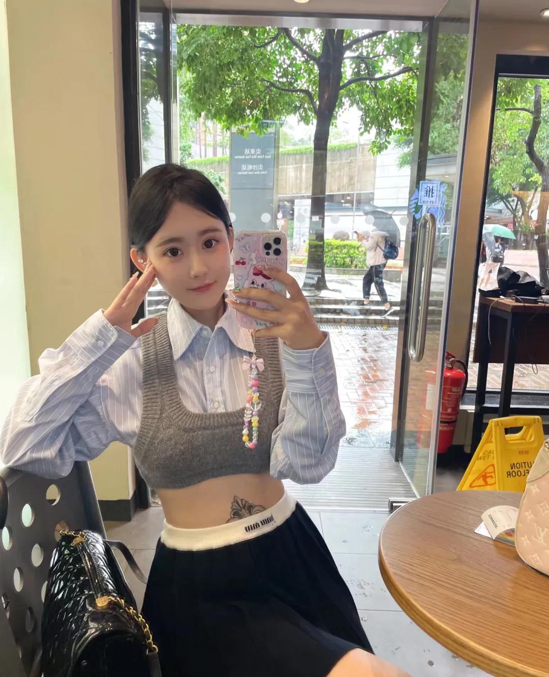 知名美女博主的纹身真的好有个性啊！
难怪有那么多的粉丝