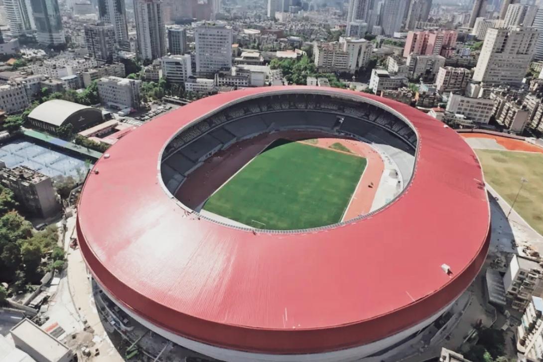 🔥倒计时！拓东体育场5月底惊艳回归！经典红顶新装亮相，白墙大气！主体加固完成，