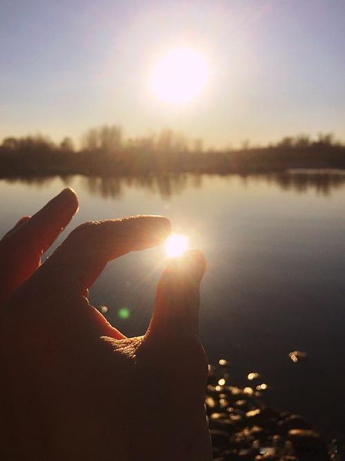 上联：月衔双界，仙城浮空宇
下联：日照中天，神州献吉祥