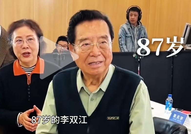 李双江，这个名字曾经如雷贯耳，如今却老得连蛋糕都切不动了，让人不得不感叹岁月无情