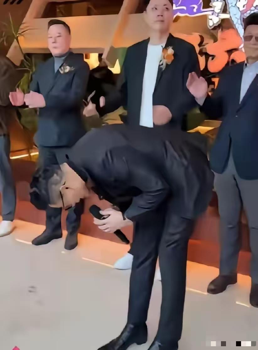 九十度鞠躬和瞪眼骂娘出于同一个人，是不是有点 滑稽 可笑，看看身边安稳的 安总，