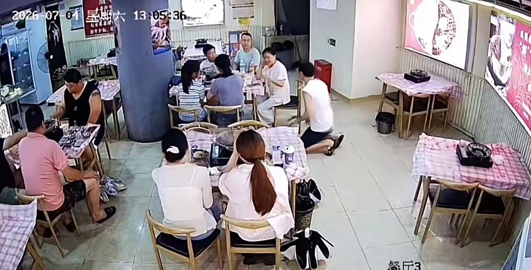 武汉一火锅店老板，当着满店客人，扑通跪下了。不是求饶，不是促销，而是求一桌聪明人