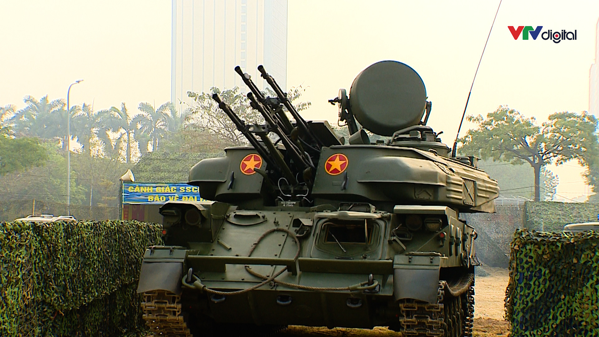 河内市区部署的越军ZSU-23-4自行高炮，执行越共十四大安保任务。 