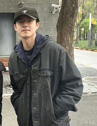 【 北舞偶遇刘昊然 】 刘昊然回母校 11月15日，有多位网友在北舞偶遇刘昊然，