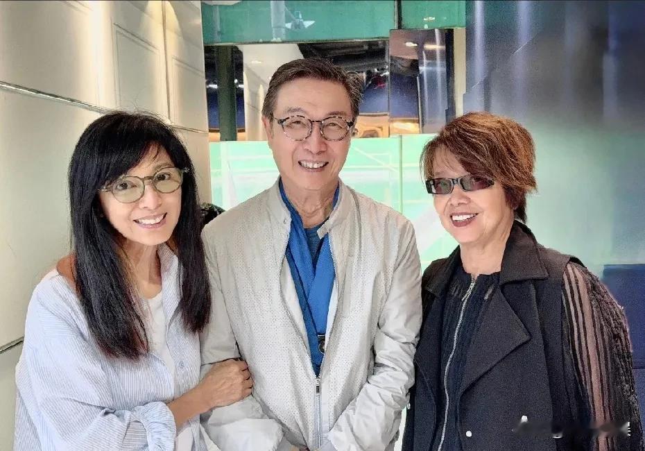 这两位知名港星同框，谁的青春印记又活了。[呲牙]
刘松仁晒照和好友米雪等人聚会，