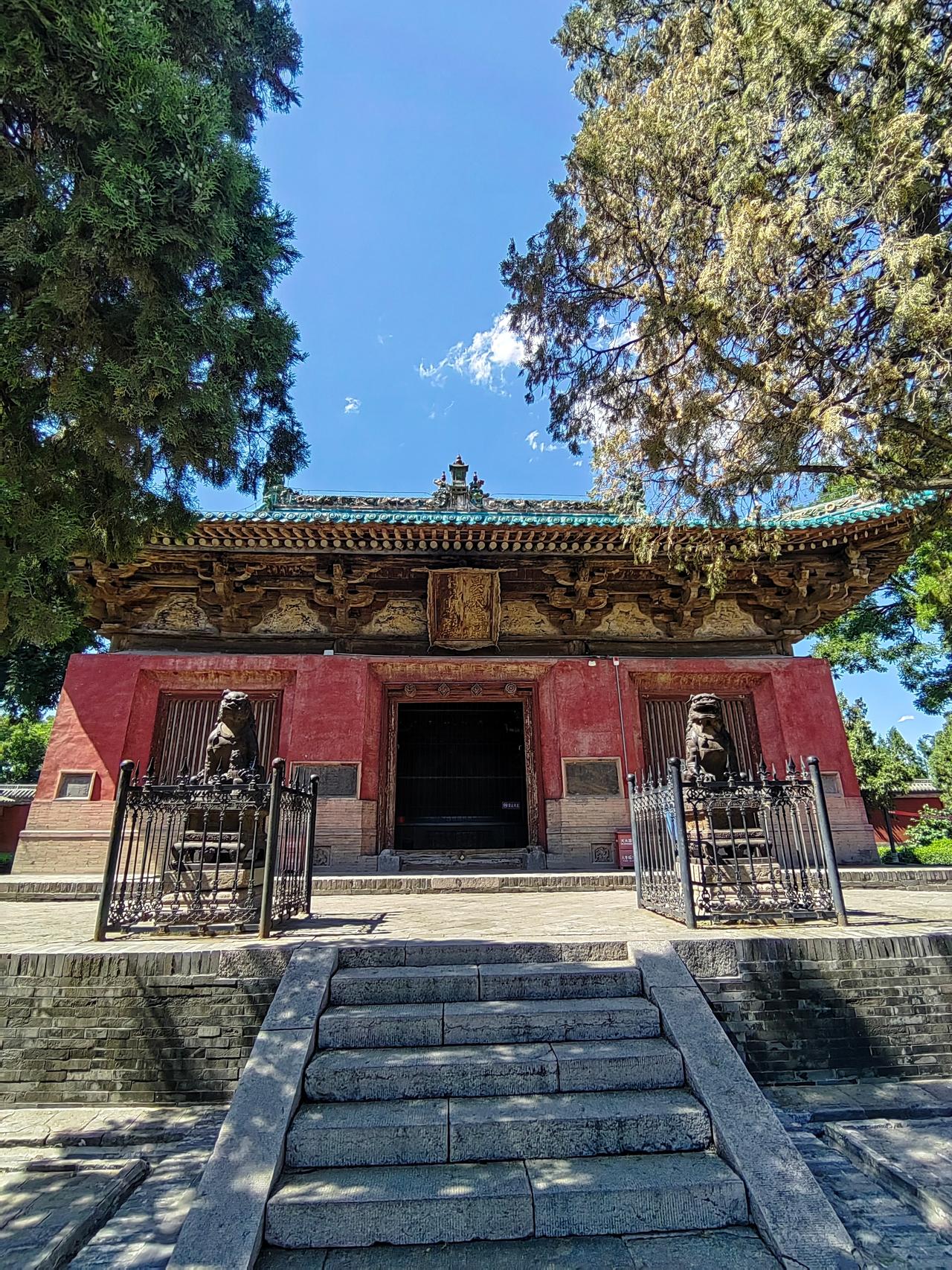 山西汾阳昊天玉皇上帝殿（金代原构）
殿内神龛内一帝六臣共7尊明代彩塑 
主尊为昊