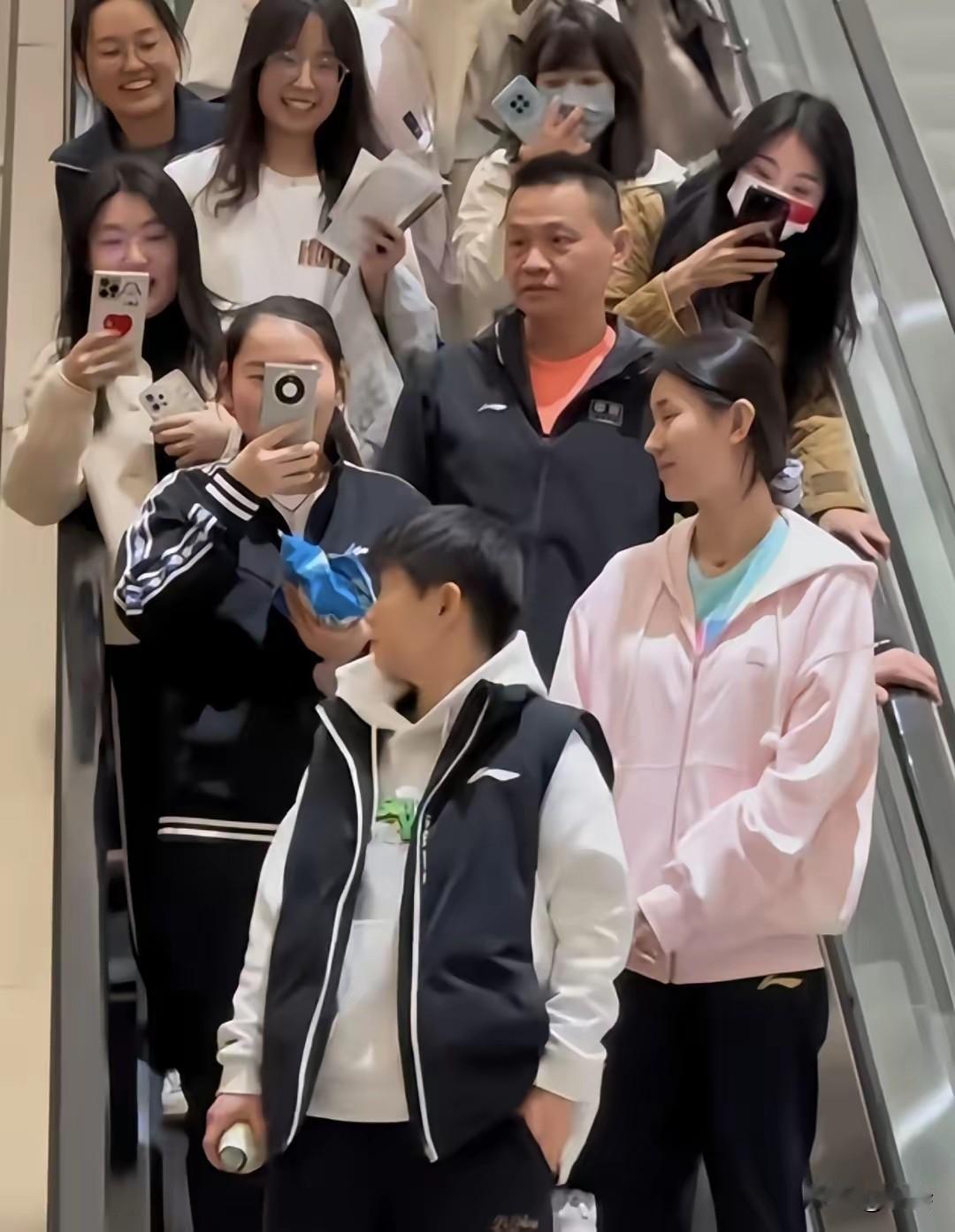 佳佳这反应也太真实了！
莎莎、佳佳和王添艺一下楼，好家伙，周围全是怼脸拍的粉丝，