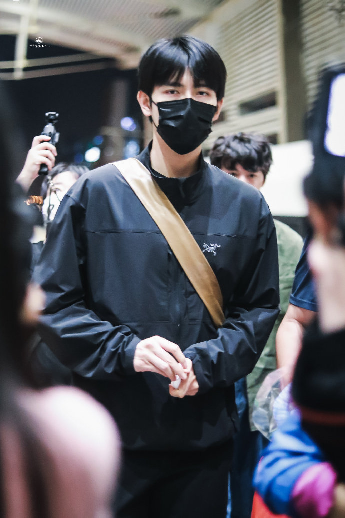 延迟看帅哥！顺毛造型的飞宇真的拽乖拽乖的[哈哈] 期待与甘扬见面！ ​​​