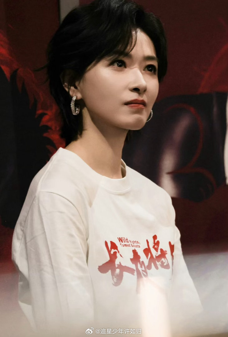 黄晓明万茜澳门风云阅文IP盛典 黄晓明和万茜站在一起，瞬间让人想起《潜行者》里两