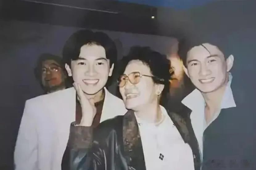 1992年12月，赵丽蓉随内地电影代表团访问台湾。期间64岁的她跟当红组合“小虎