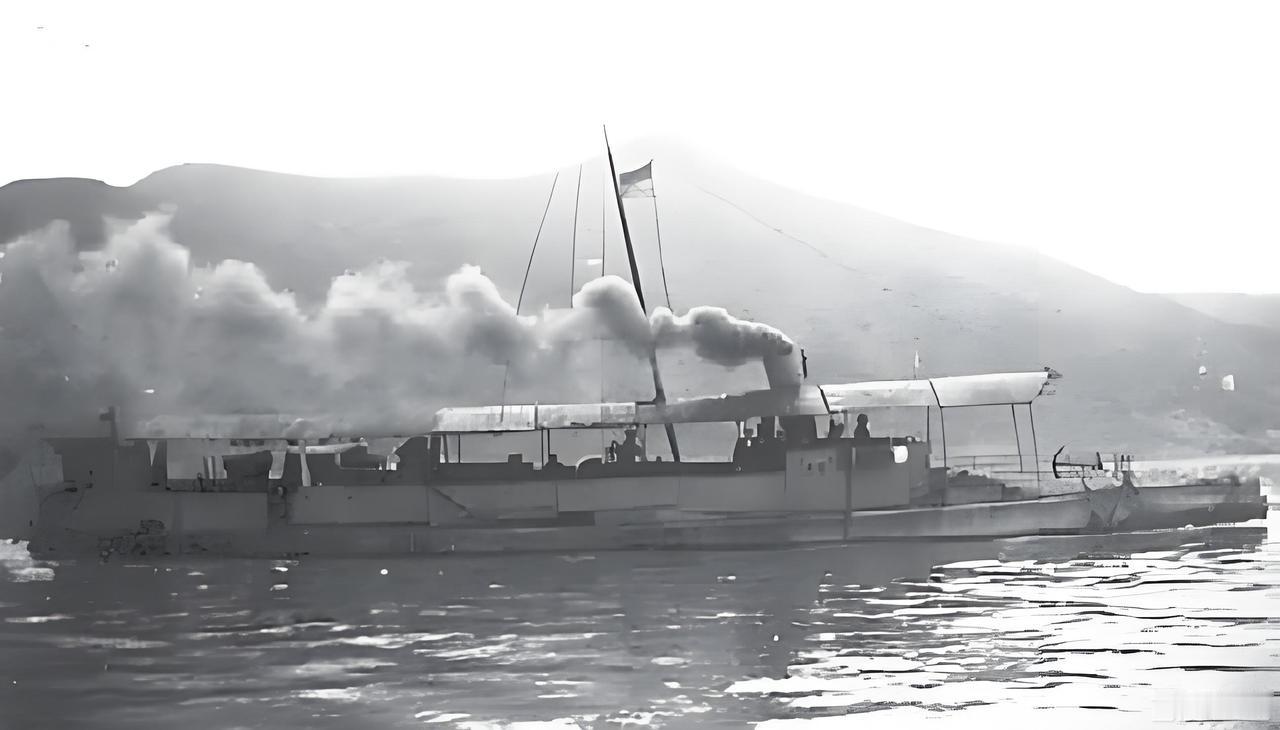 1895年2月6日凌晨（农历正月十二），日军鱼雷艇编队趁夜色突入威海湾，偷袭停泊