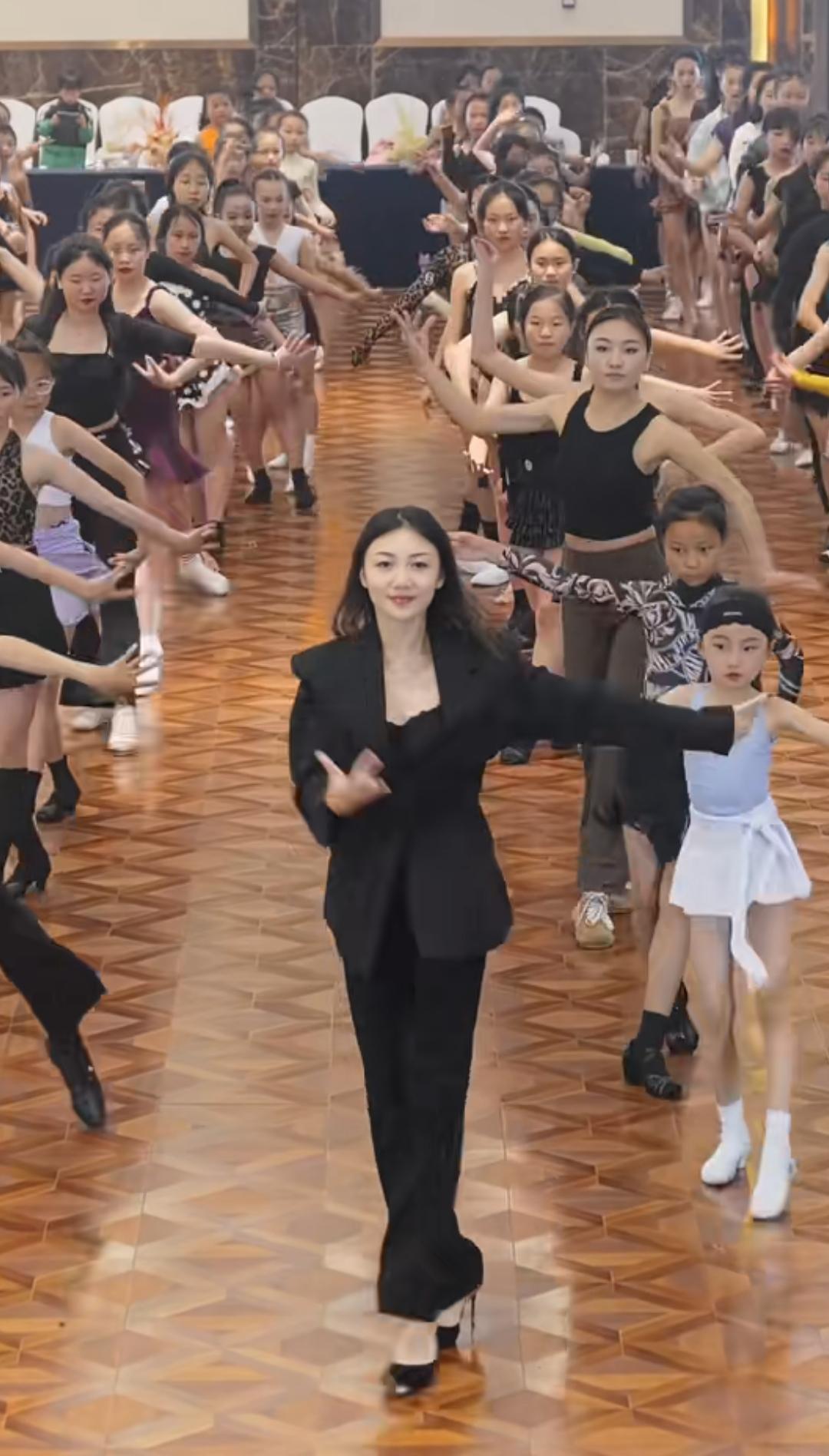 这一下，作业终于补完了吧！
你就看看，小姐姐着急的不行了，一下带了多少人，一起帮