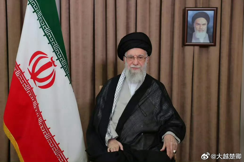 我还以为哈梅内伊已经长期深居能防核弹的地下密室，只通过少数几名亲信与外面联系。尤