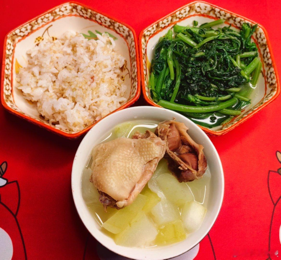 午餐没有鲜艳的食材，用这个垫子烘托一下：发芽糙米饭，鸡汤冬瓜，鸡汤茼蒿，鸡不大，