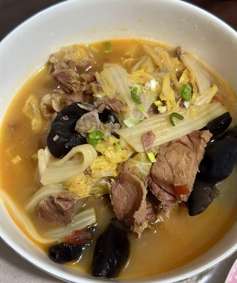 午餐菜品：白菜烧牛肉、清蒸东方对虾、酒香草头、砂锅煲（鸡汤、蘑菇、豆瓣）