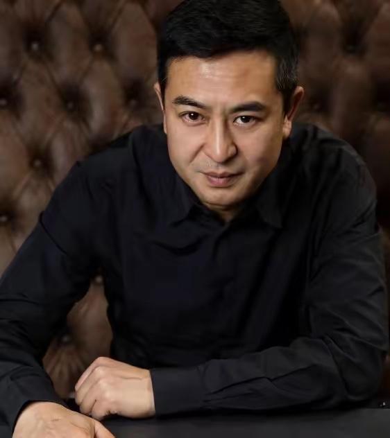 用大器晚成来形容他最合适不过了
早年跑龙套、演配角、坚持了多少年就不见成效
直到