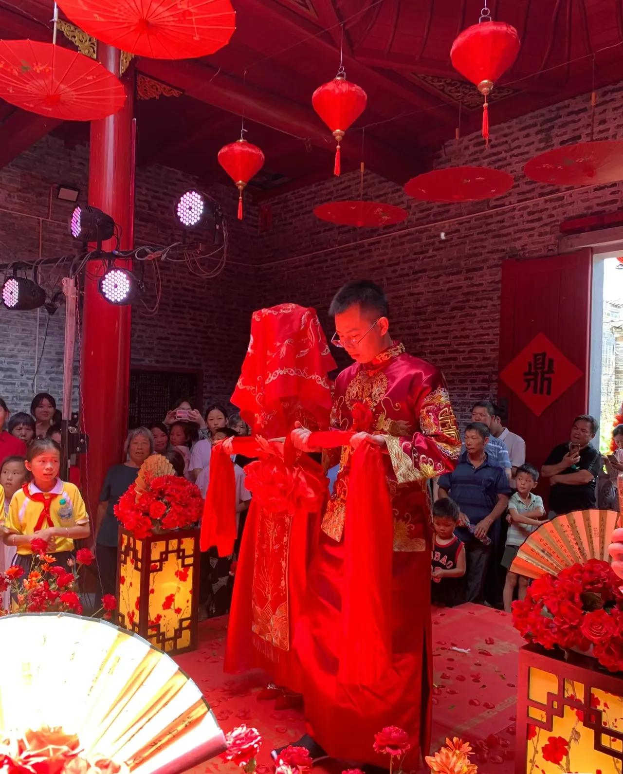 泪目！弟弟结婚，在村头摆了32桌，每桌28道菜配2瓶白酒。婚礼刚结束，继父就把我