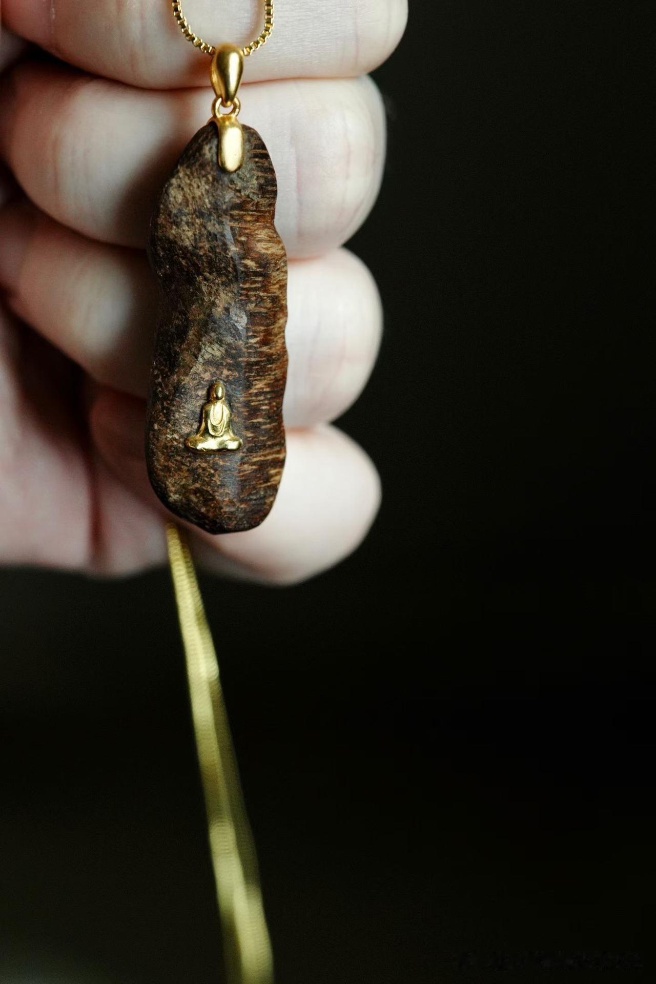 有些饰物，不以繁复取胜，而是以留白引人细品。

达拉干沉香与18K金相结合，无相