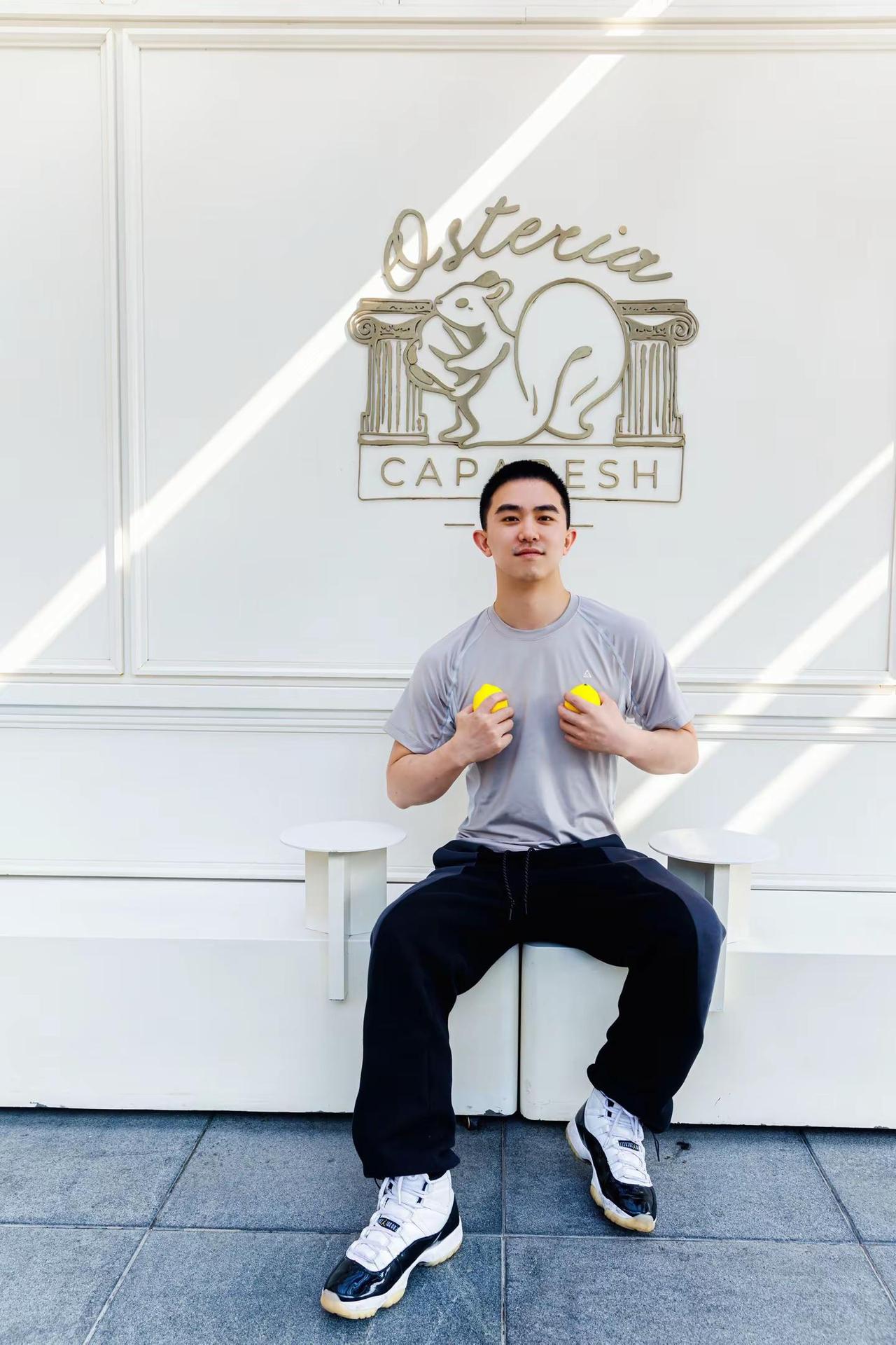 给我们兄弟三人拍一张照片OK.微肌肉男生穿搭 男生咖啡店拍照姿势 阳光少年感男生