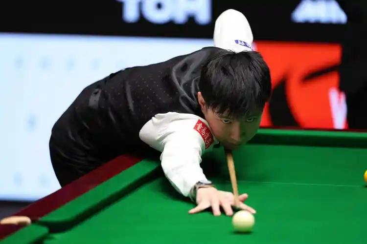 斯诺克箴言：真正的强大，不是从不感到压力，而是心跳如鼓，却依然选择俯身冷静出杆。