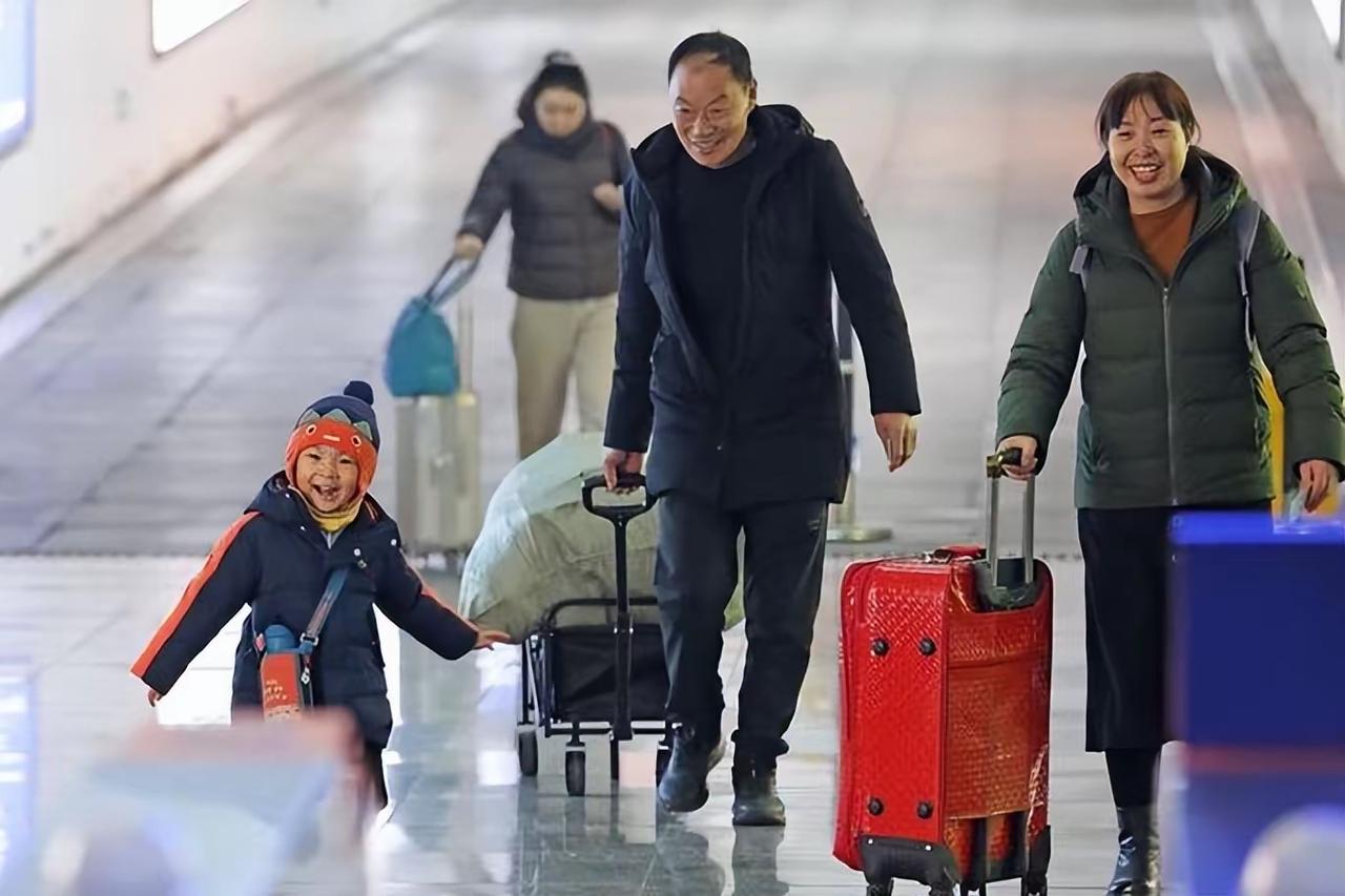 一大批年轻人，开始“反向过年”！这不是叛逆，而是最清醒的团圆选择。

不再抢票挤