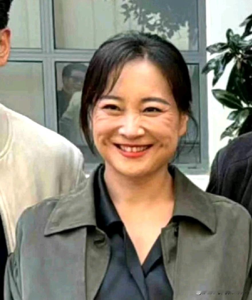 近日，著名喜剧演员贾玲现身美国洛杉矶的好莱坞索尼片场，引起了广泛关注。她此行的主