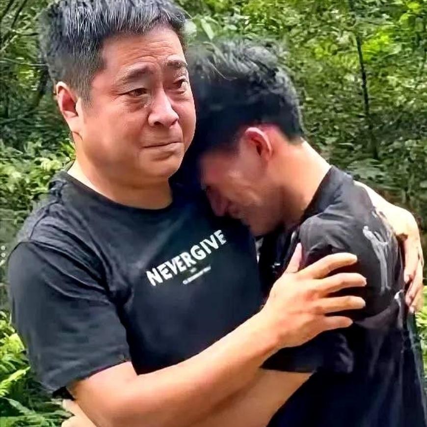 湖南一名少年查到高考本科录取分数线，来到父母长眠的坟前祭拜。

祭拜完离世父母，