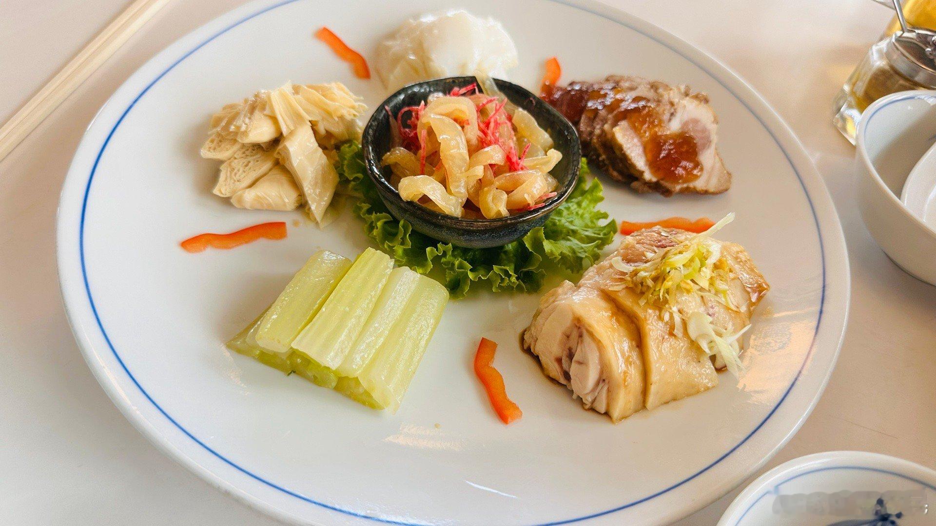 东华菜馆是一家拥有百年历史的北京料理饭店，其位于京都鸭川的河边，露天座位可以望到