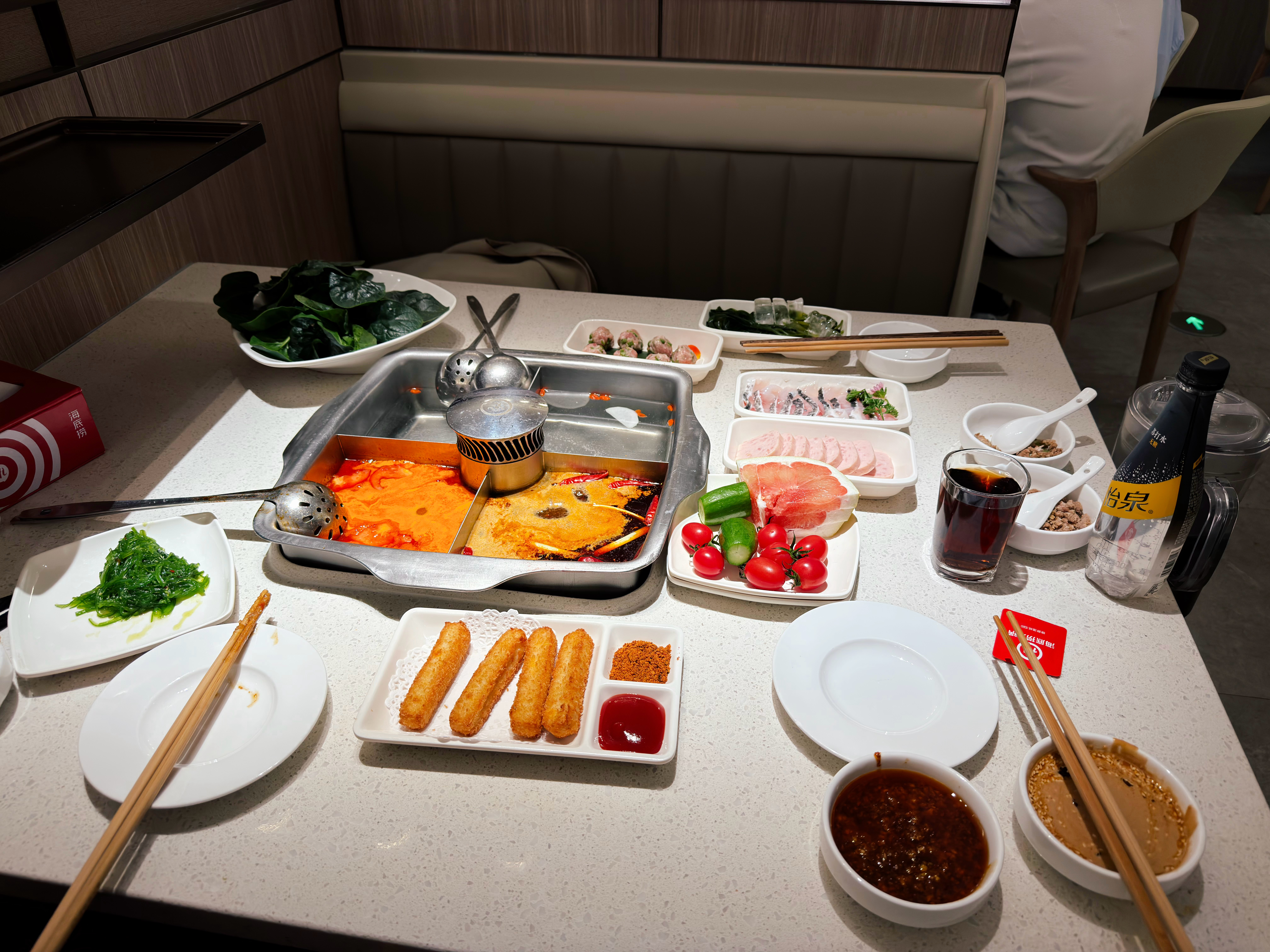 海底捞很真是招人喜欢，每次我和我女朋友进海底捞，服务员见我们第一面就会说：“大学