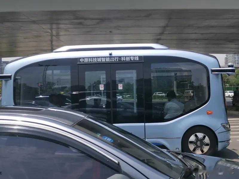 无人驾驶公交车的安全保障是个大问题。2026年武汉“萝卜快跑”无人驾驶出租车集体