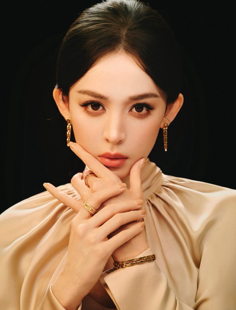 娜扎周雨彤现场互采娜扎戳镜头被美女同框狠狠治愈，简单打招呼氛围感拉满，娜扎灵动模