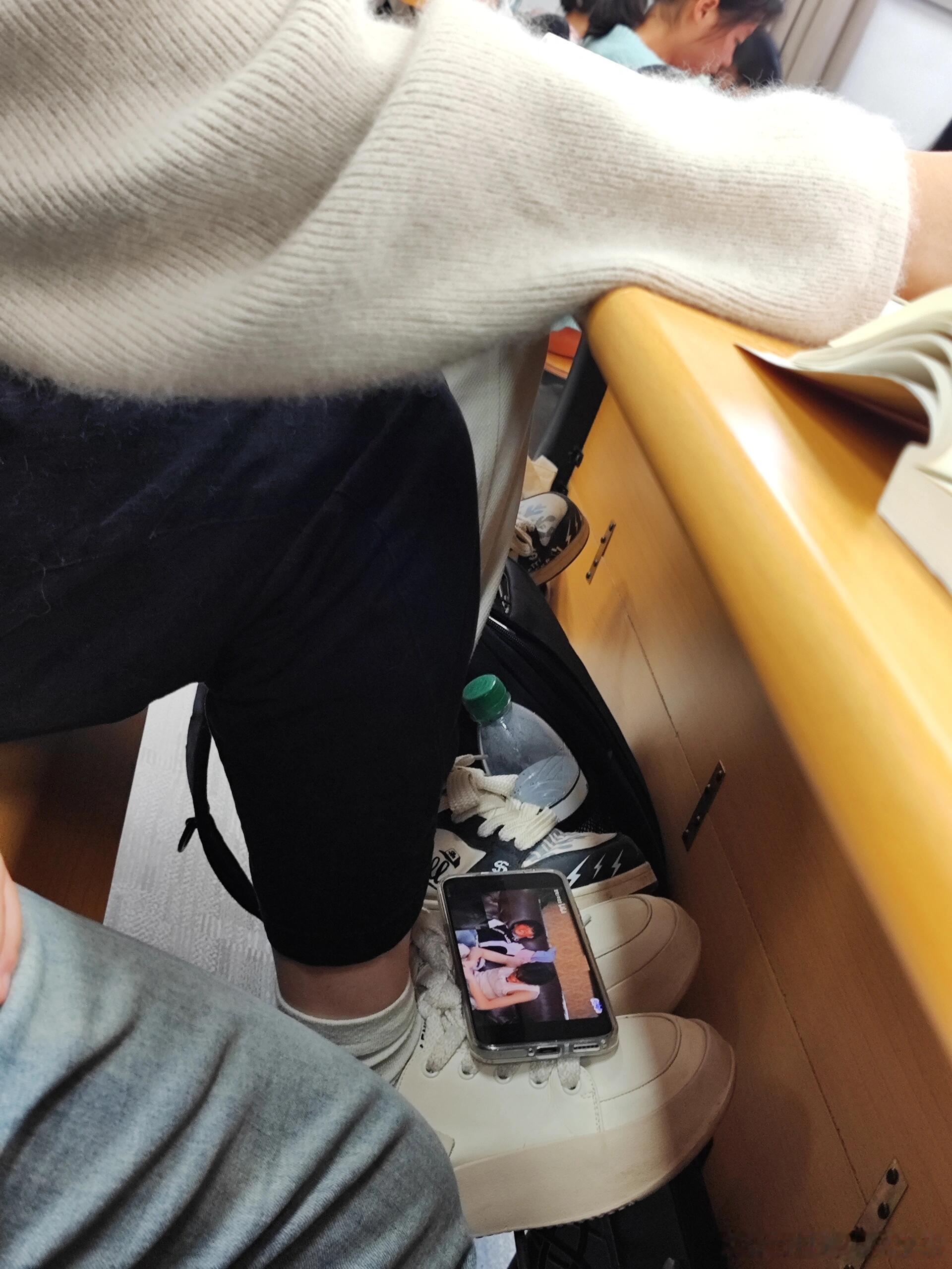 谁懂我的笑点啊😂😂室友上课偷偷追剧，真的真的偷感超级重啊[允悲] ​​​