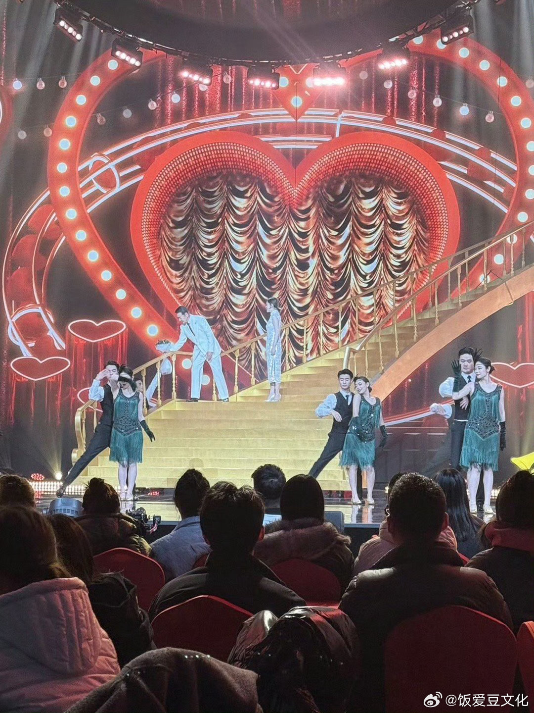 雪姨陆振华平行时空的大圆满  王琳与寇振海在江苏卫视2025春晚的舞台上，将雪姨