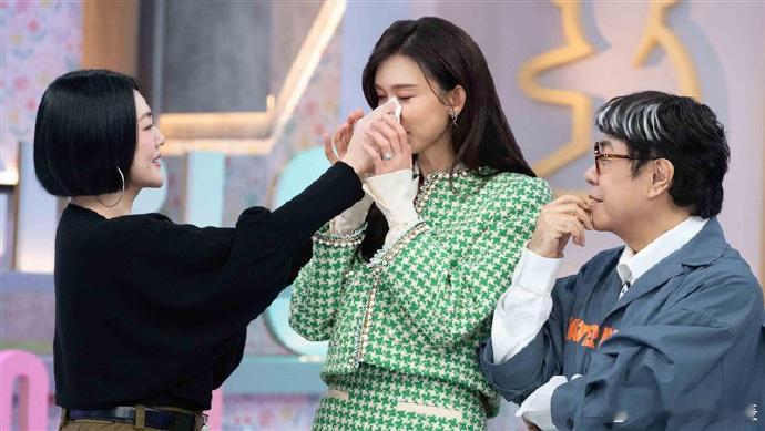 林志玲落泪鼓励小S小S给林志玲擦泪 据台媒，小S复工后首度邀请到好友林志玲录制《