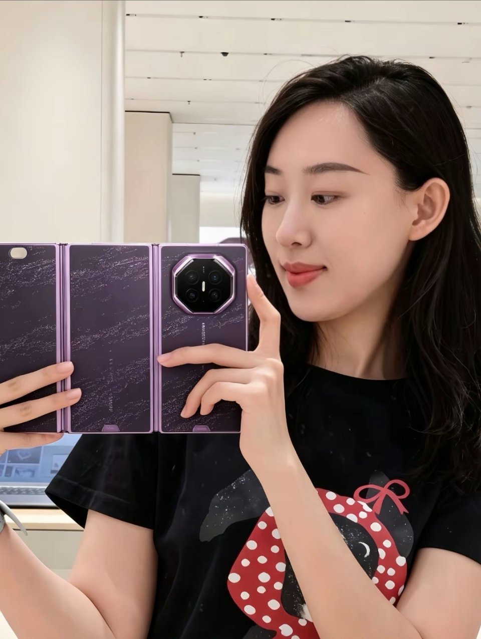 小姐姐的华为Mate XT2三折叠P错了，摄像头应该在中间[允悲]。 ​​​