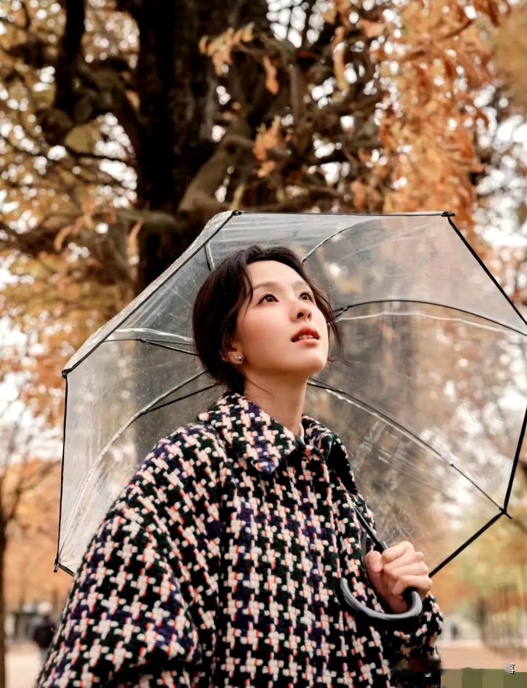 《陈都灵的巴黎秋日：把日常过成电影分镜》
 
陈都灵的巴黎散步照，是把“松弛感”