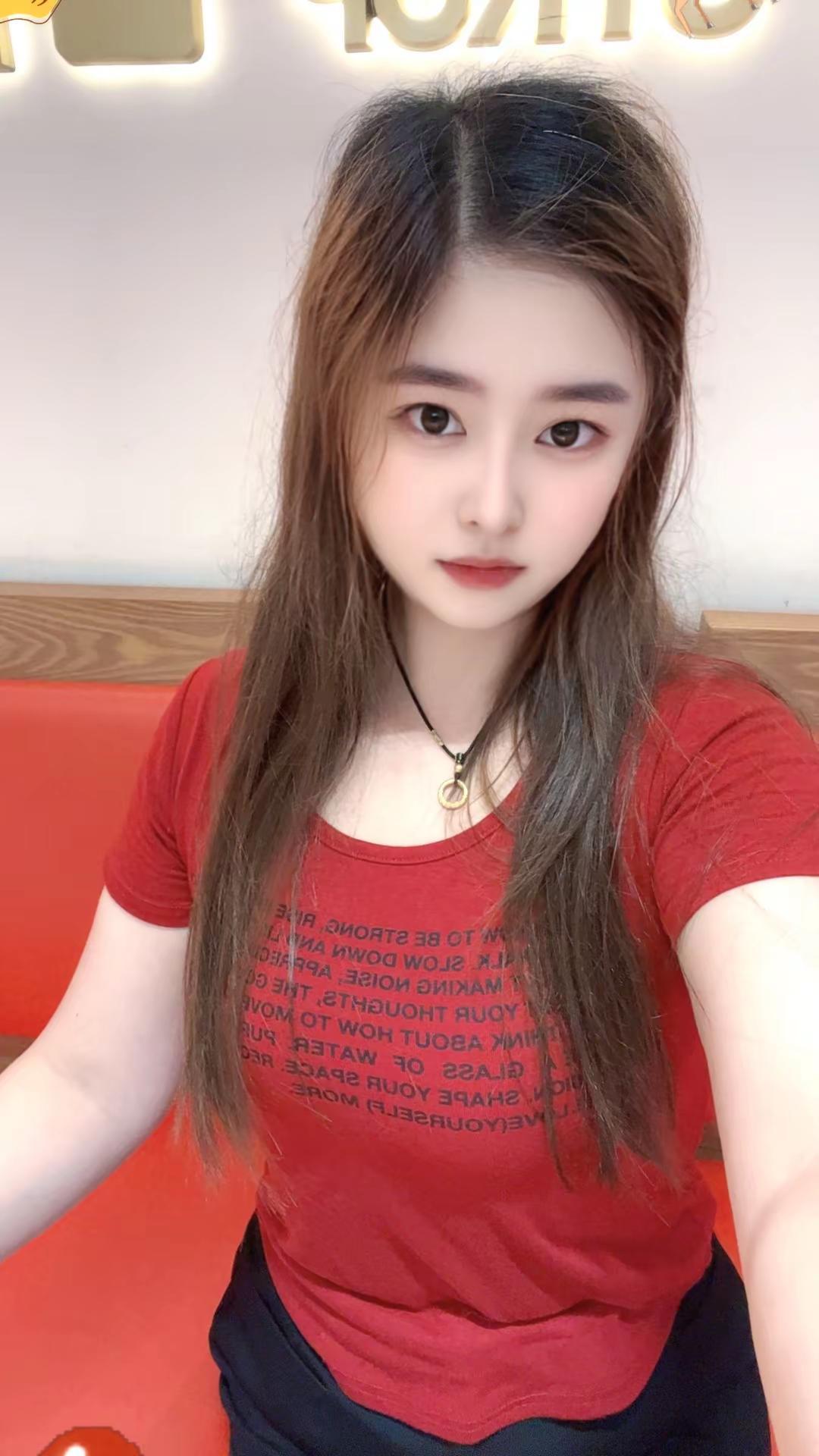红色上衣女孩 外向型社恐