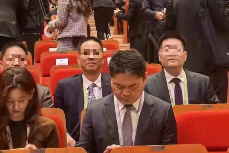 看到刘强东在朋友圈调侃我恍然大悟！
表面东哥是在化解外界对他和奶茶妹妹关系不好的