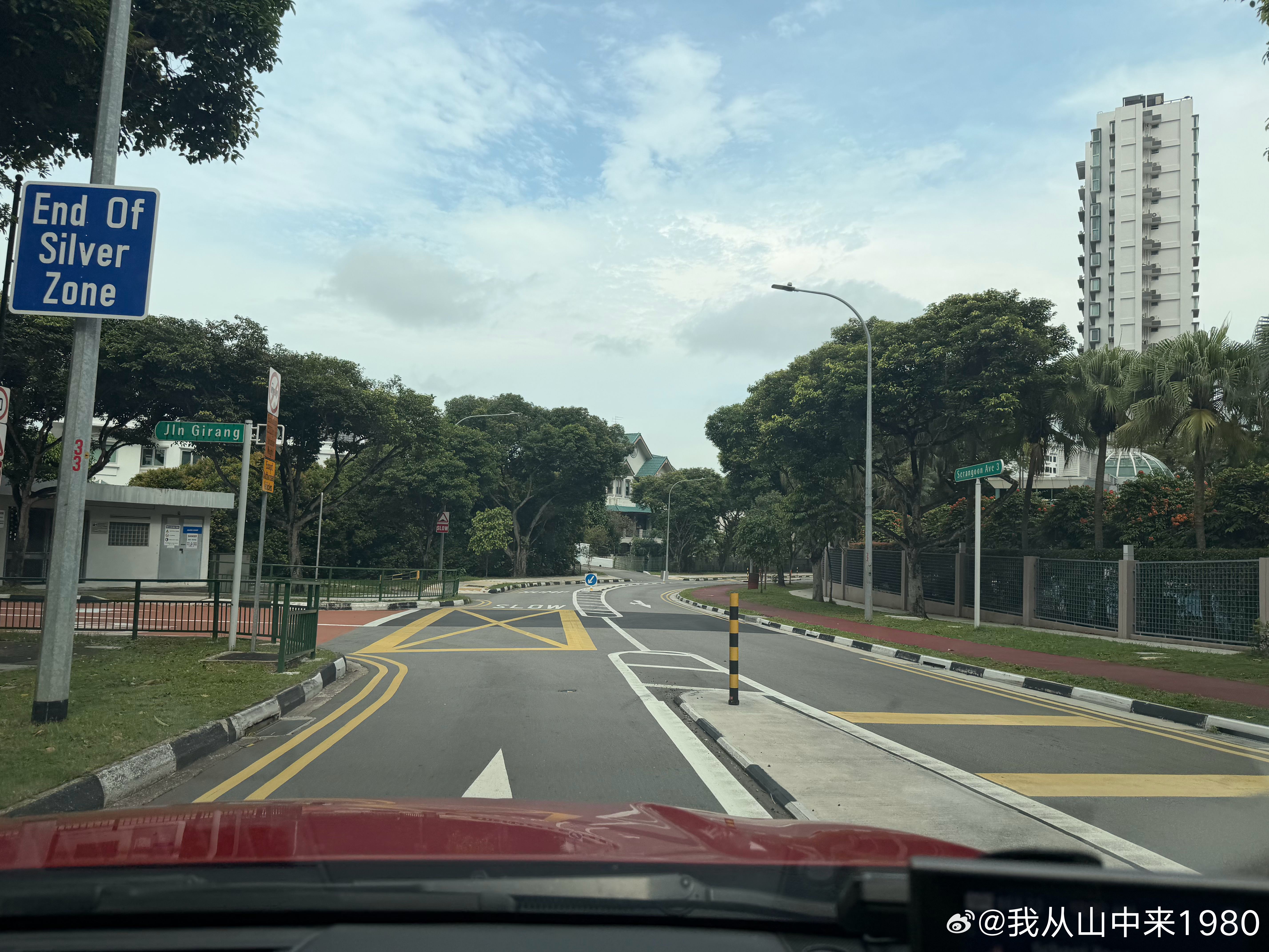 lorong chuan这条路真的好安静， 不像热闹的新加坡了 