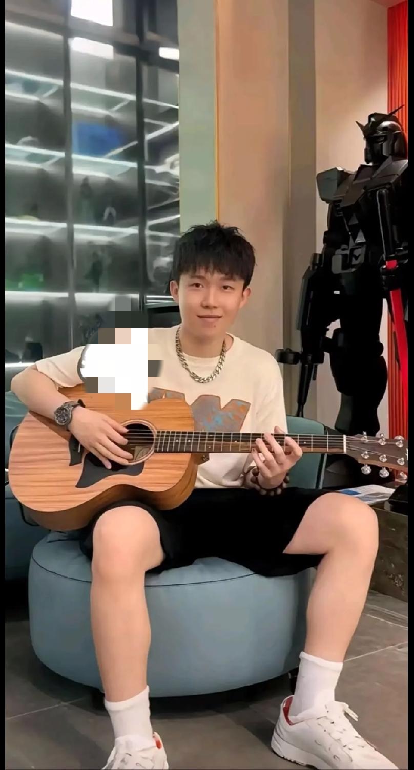 难得看见大头弹吉他的画面
 
褪去赛场之上紧绷的竞技状态，换上休闲T恤短裤，安安