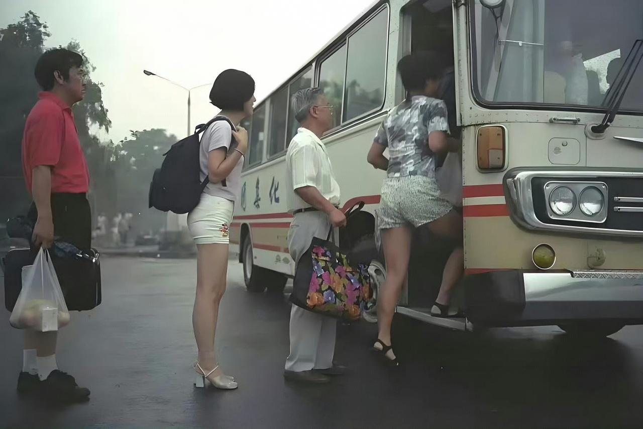 1998年，首都燕山石化的班车。
图二的小姐姐，应该是厂办领导吧？