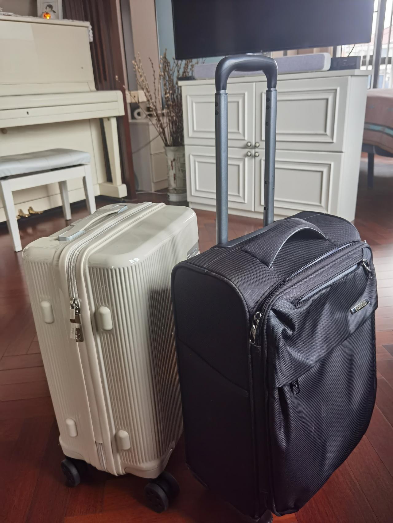 下个月准备去井冈山旅游，这两天在网上买了只20寸的行李箱。

其实原来的旧箱子，