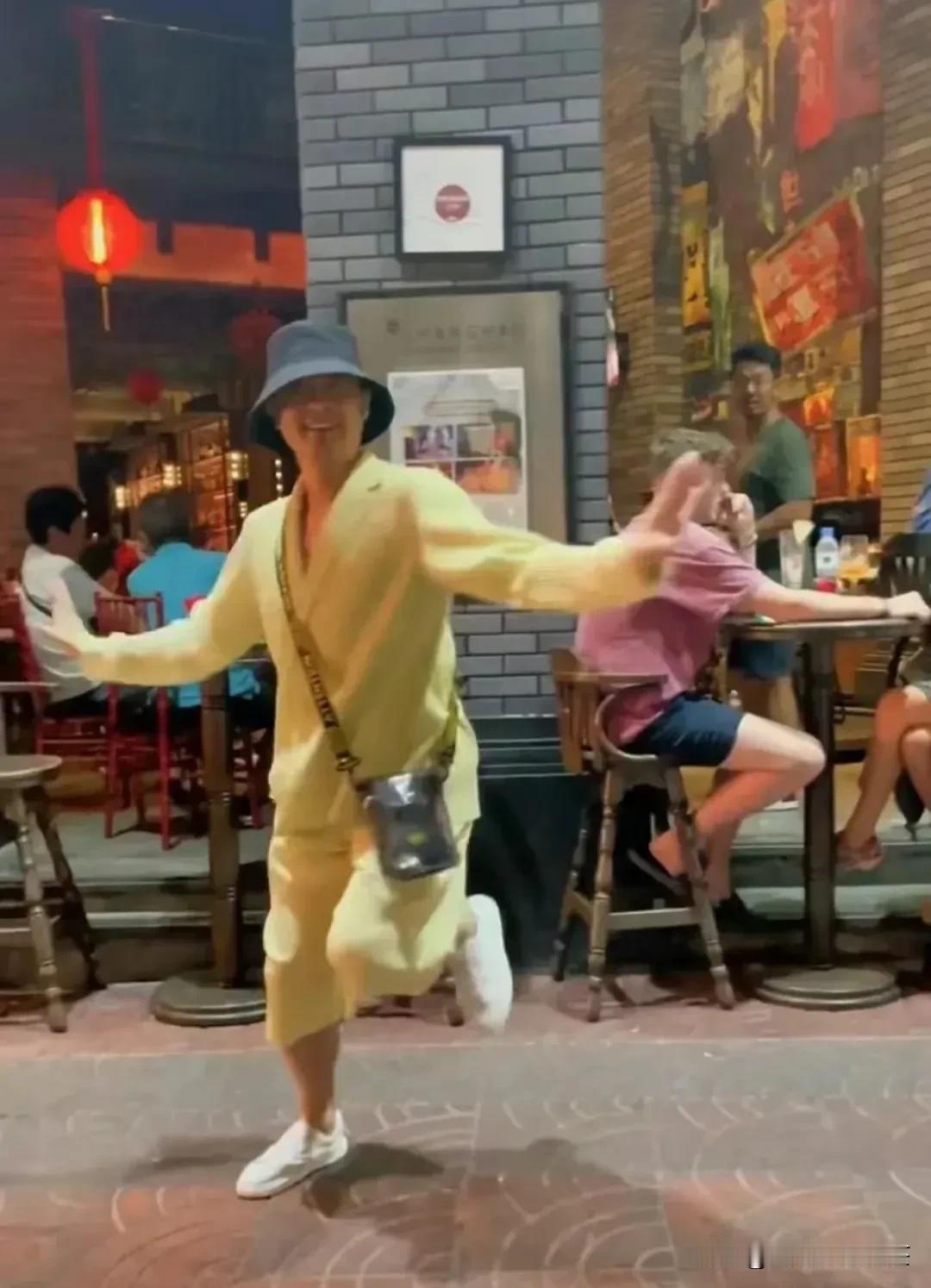 印小天，这状态也太嗨了吧！不管在哪说跳就跳，是不是受刺激了#印小天跳舞连表情都是