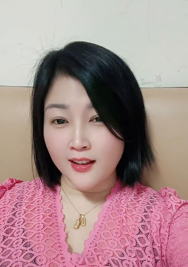 其实女人都会想男人，就是怕说出来被笑话“恋爱脑”或者显得不矜持，只能死憋着装高冷