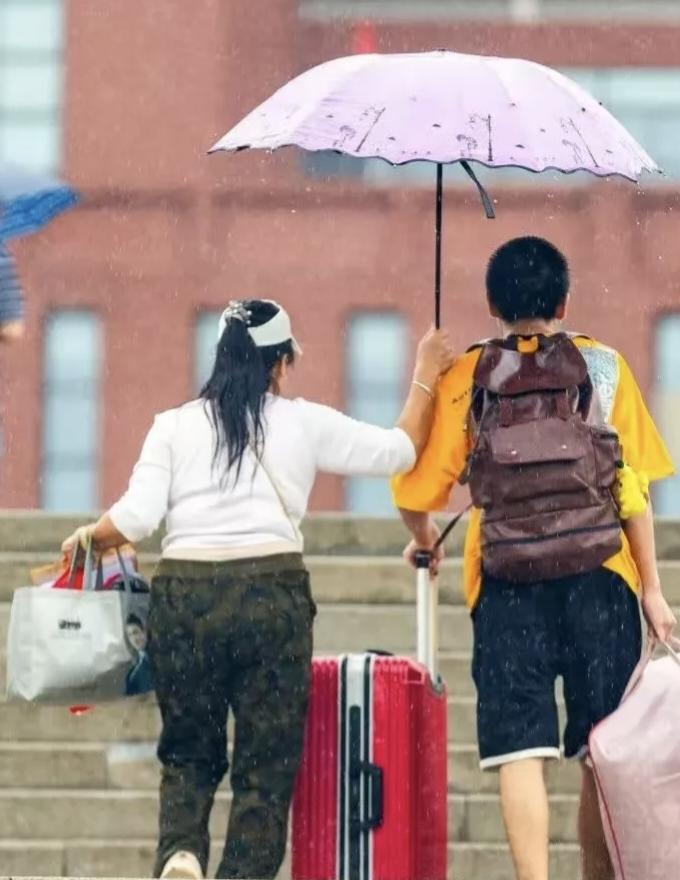 母爱就是一把普通的雨伞，宁愿自己淋湿全身，也要为你遮风挡雨，让你踏实前行。

母