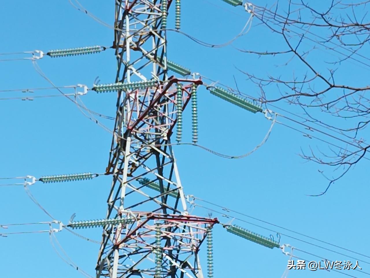 ?
那上面的玻璃罐子又是啥东西?
听说这个玩意经常会出现电火花挺危险呀！

一座