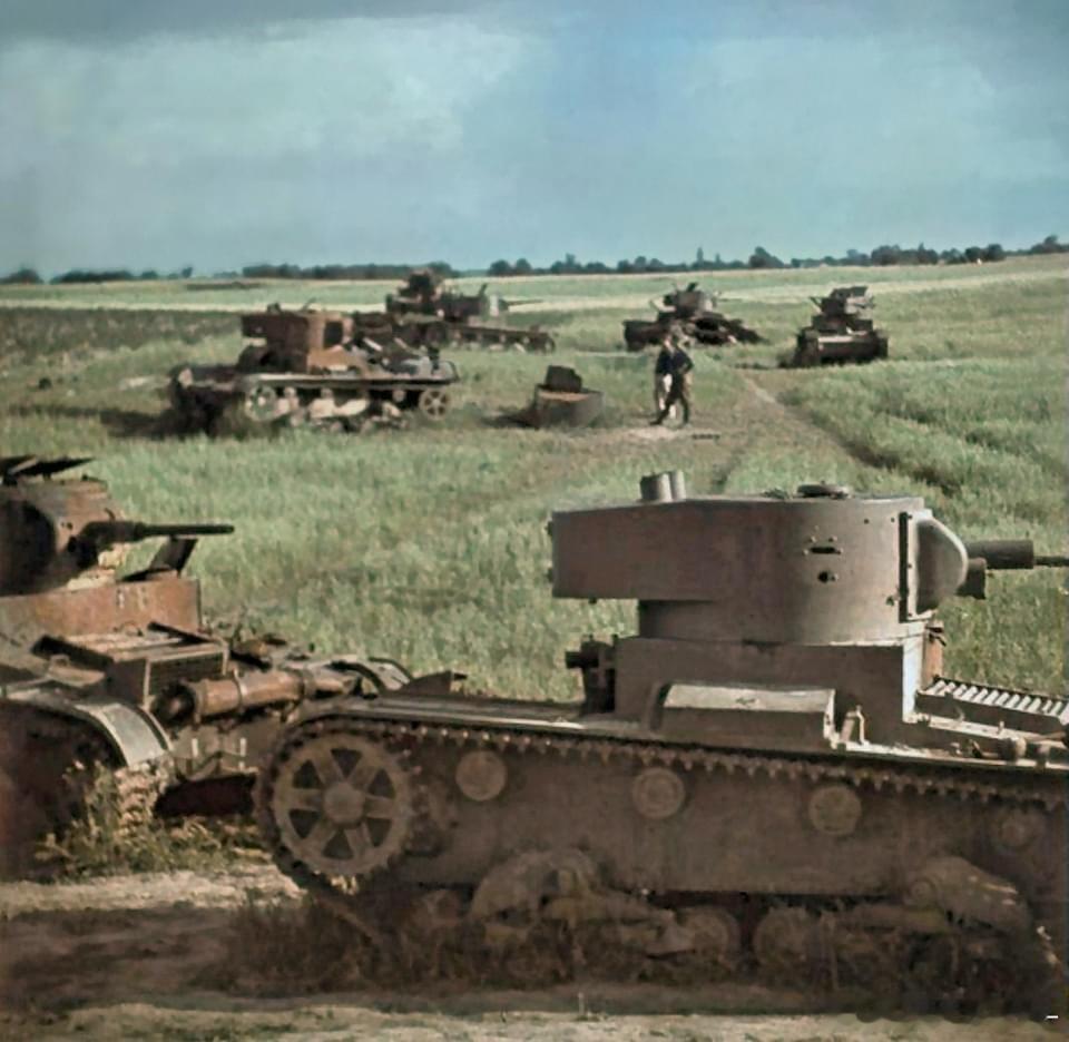1941-1942年战役期间被击毁和丢弃的苏军坦克，由向东挺进中德军拍摄。可见大