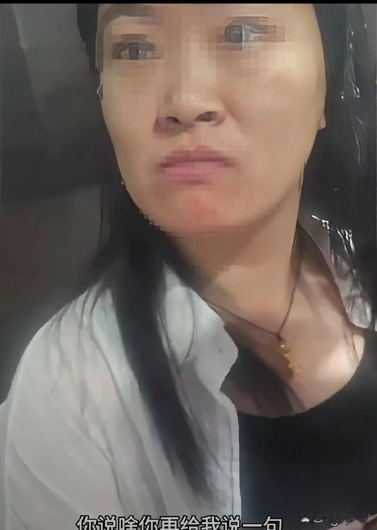 这个化学老师！在电梯里骂人家快递小哥，没本事才送外卖！结果被学校开除了！有人说惩