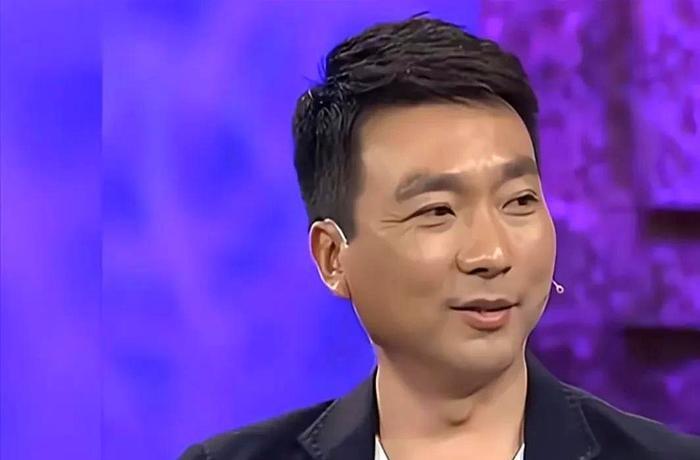 2000年结婚后，身为独子的康辉坚持当丁克。母亲哀求：“给我们生个孙子吧！”康辉