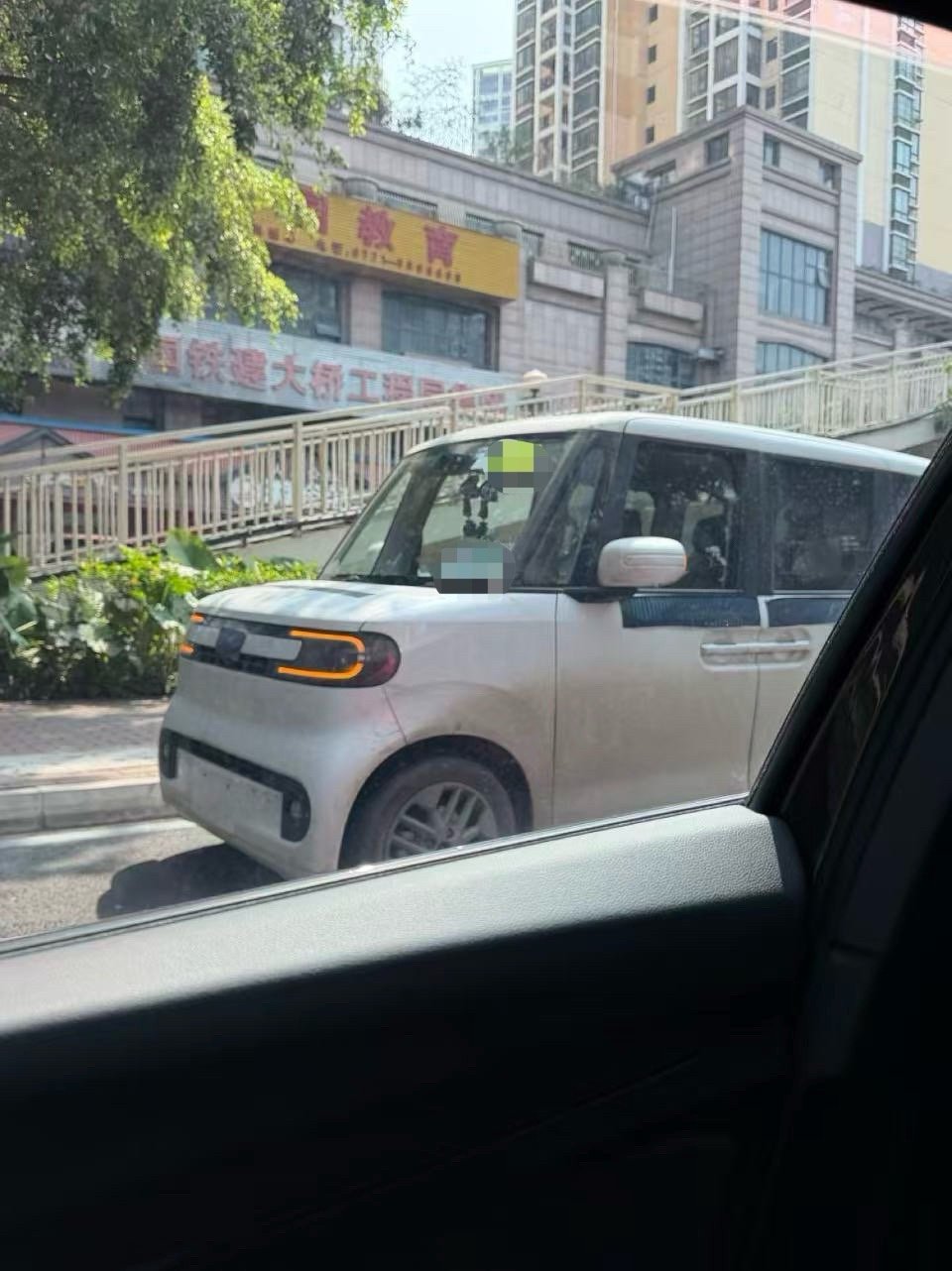 王fans一手情报，正在南宁路试的比亚迪kcar海獭。 